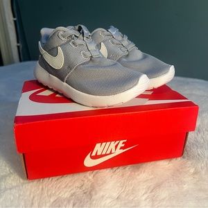 Nike Roshe One toddler size 9c